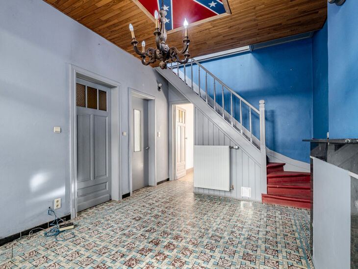 Deze hoekwoning met 3 slaapkamers en garage is centraal gelegen, op wandelafstand van de dorpskern van Machelen.

INDELING:
Op het gelijkvloers bevindt zich de voormalige slagerswinkel. Verder vindt u een ruime eetkamer of bureau aan de voorzijde, een woo