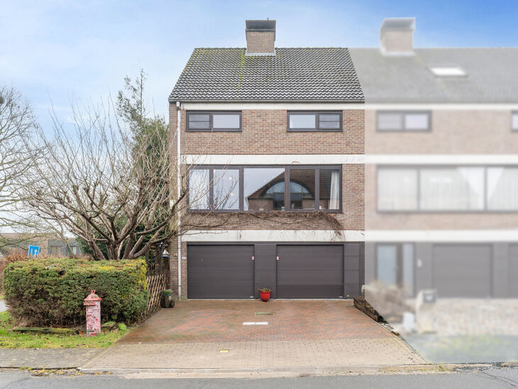 Deze ruime driegevelwoning beschikt over 4 volwaardige slaapkamers en 2 badkamers en is gelegen op een perceel van 4a 65ca met een aangename, zuidoost geori&euml;nteerde tuin. De woning bevindt zich in een rustige residenti&euml;le woonwijk en geniet van een vlot