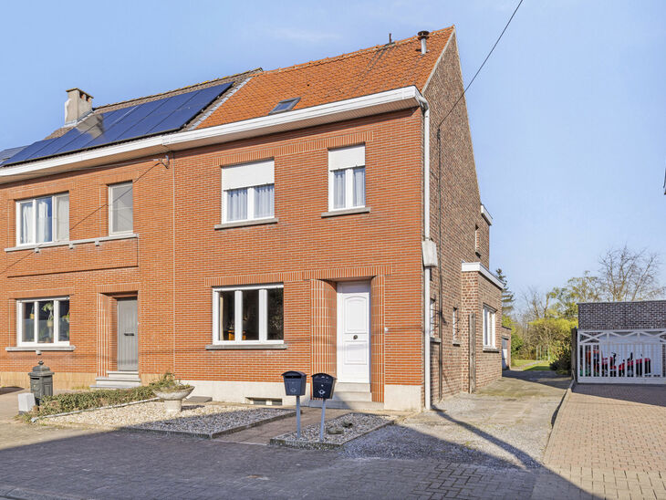 Deze goed gelegen eengezinswoning met ruime tuin en garage/werkplaats ligt op een perceel van 736 m² en bestaat uit twee delen.

Het hoofdgebouw is een volledige gezinswoning met 3 slaapkamers en 1 badkamer. Achteraan bevindt zich een aparte wooneenheid 