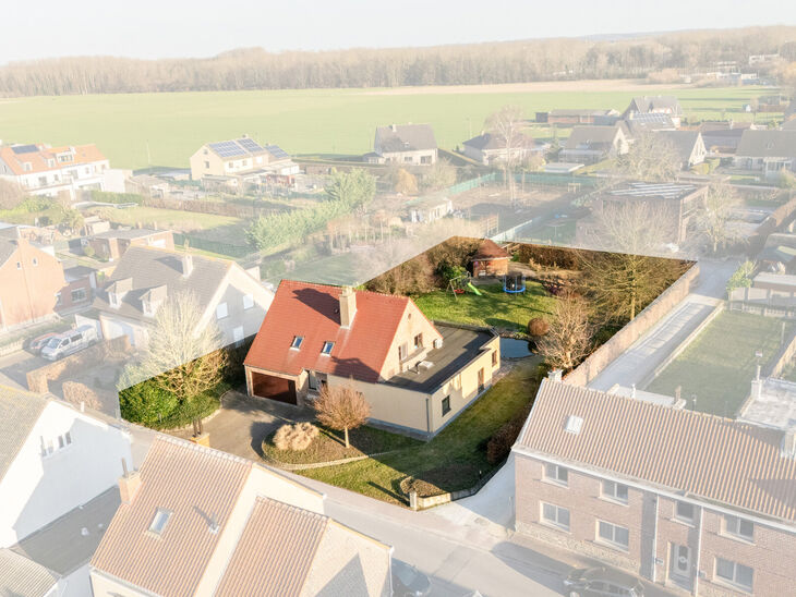 Deze ruime villa met maar liefst 5 slaapkamers en 3 badkamers is gelegen in een residenti&euml;le woonwijk, op een perceel van 15a85ca.

Bij het betreden van de woning komt men in de inkomhal met apart gastentoilet. In 2002 werd de woning uitgebreid met een a