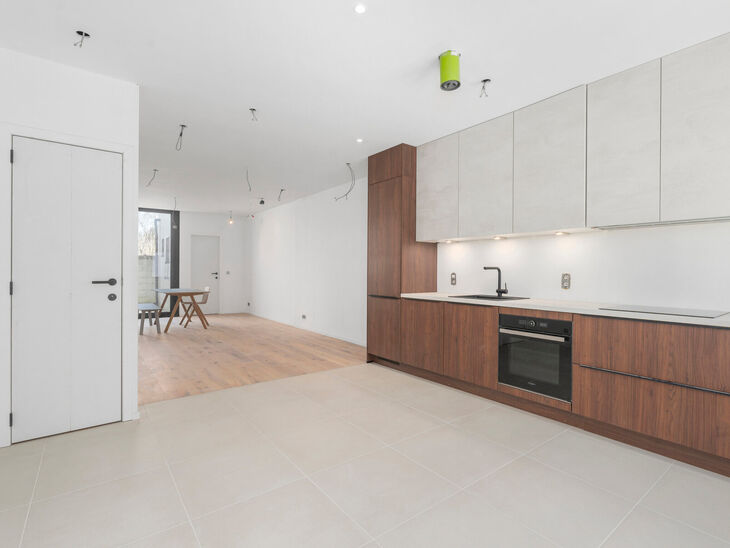 Deze woning met 2 ruime slaapkamers en terras werd volledig gerenoveerd met hoogwaardige materialen.
Ze is gelegen in een residenti&euml;le woonwijk in Peutie, Vilvoorde.

De indeling is als volgt: Op het gelijkvloerse verdieping bevindt zich de woonkamer met