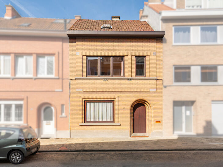 Deze instapklare gezinswoning met 3 slaapkamers is uitstekend gelegen in het landelijke Koningslo en combineert een rustige, residenti&euml;le omgeving met een vlotte bereikbaarheid richting zowel Vlaanderen als het Brussels Gewest.

De woning is gebouwd op e