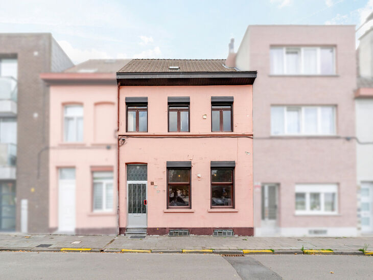 Deze ruime gezinswoning is gelegen nabij het centrum van Vilvoorde en beschikt over maar liefst 5 slaapkamers, een kelder en een terras. Dankzij de royale volumes en verschillende verdiepingen biedt de woning heel wat mogelijkheden voor wie op zoek is naa