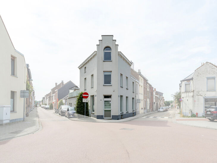 Deze ruime en centraal gelegen woning in het hart van Zaventem biedt 3 volwaardige slaapkamers, met mogelijkheid tot het cre&euml;ren van een 4de slaapkamer, 2 leefruimtes, 2 badkamers en een polyvalente ruimte op het gelijkvloers.
Een absolute troef is het s