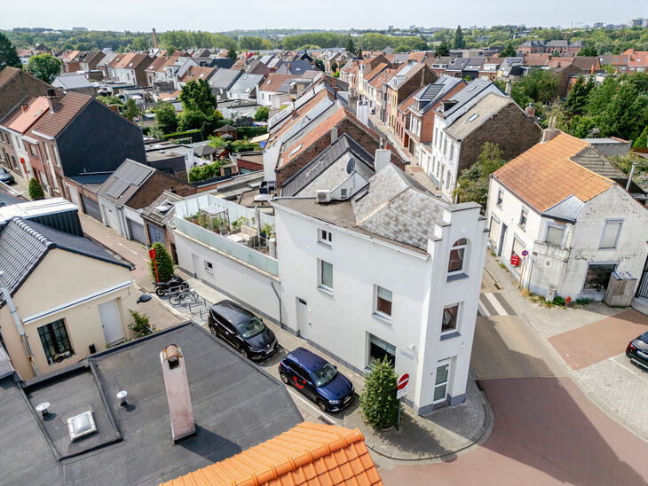 Deze ruime en centraal gelegen woning in het hart van Zaventem biedt 3 volwaardige slaapkamers, met mogelijkheid tot het cre&euml;ren van een 4de slaapkamer, 2 leefruimtes, 2 badkamers en een polyvalente ruimte op het gelijkvloers.
Een absolute troef is het s