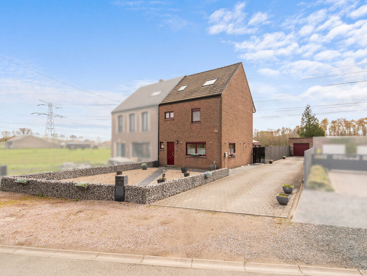 Deze ruime gezinswoning met 3 slaapkamers, 2 badkamers en meerdere leefruimtes is landelijk gelegen in een rustige,
residenti&euml;le woonwijk op de grens met Grimbergen.
De woning combineert een aangename rust met een vlotte bereikbaarheid richting omliggend