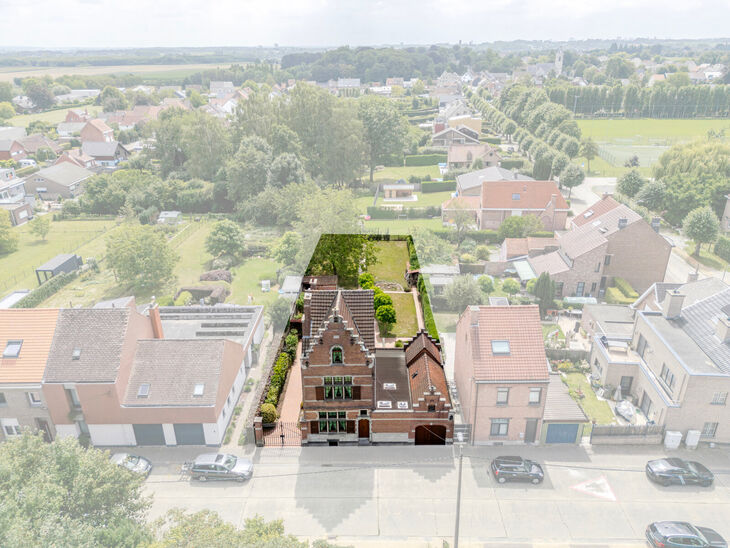 Cette maison bourgeoise pleine de caractère, de style néo-traditionnel flamand avec sa façade à pignon imposant et ses éléments authentiques, est située sur un généreux terrain de 860 m² dans le cadre verdoyant de Beigem (Grimbergen).

Au rez-de