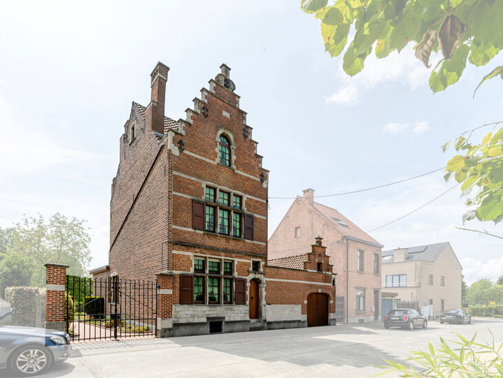 Cette maison bourgeoise pleine de caractère, de style néo-traditionnel flamand avec sa façade à pignon imposant et ses éléments authentiques, est située sur un généreux terrain de 860 m² dans le cadre verdoyant de Beigem (Grimbergen).

Au rez-de