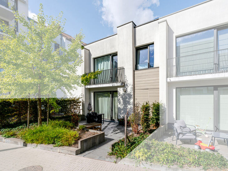 Cette maison familiale r&eacute;cente de deux chambres avec une agr&eacute;able terrasse/jardin est situ&eacute;e au calme &agrave; l&rsquo;arri&egrave;re d&rsquo;un immeuble r&eacute;sidentiel,
tout en &eacute;tant en plein centre de Bruxelles.
Le bien fait partie d&rsquo;une copropri&eacute;t&eacute; soign&eacute;e et dispo