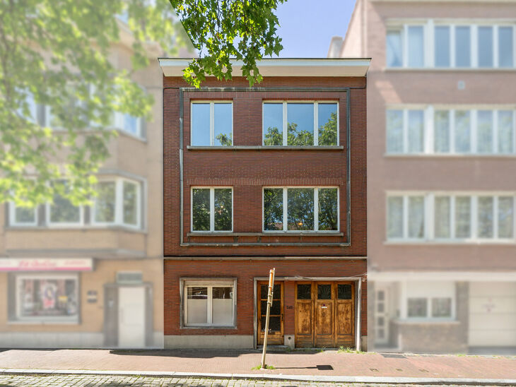 Maison bifamiliale compos&eacute;e d&rsquo;un appartement et d&rsquo;un appartement duplex, avec garage, jardin et terrasses.
L&rsquo;immeuble comprend au total 8 chambres et 3 salles de bains.

COMPOSITION :
Au premier &eacute;tage se trouve un appartement une chambre avec une 