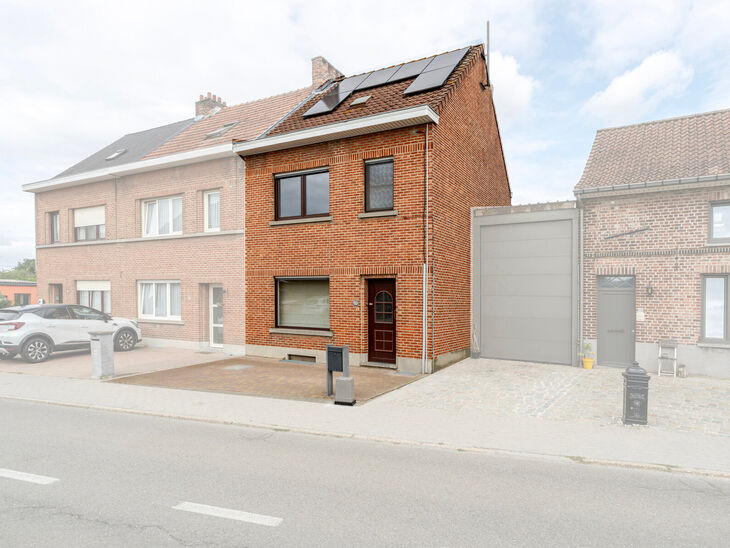 Cette maison idéalement située près du centre de Grimbergen allie une excellente localisation à un cadre verdoyant.
Elle dispose de trois chambres, d’un vaste grenier de 37m² offrant le potentiel de créer deux pièces supplémentaires, ainsi que d