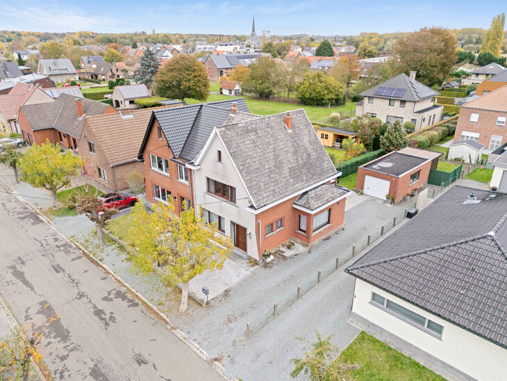 Située dans un lotissement calme et familial dans le cadre verdoyant de Humbeek,
cette maison fonctionnelle se trouve sur une parcelle orientée à l’est de 4a 40ca.
Elle offre un séjour spacieux et lumineux avec une agréable véranda donnant sur le 