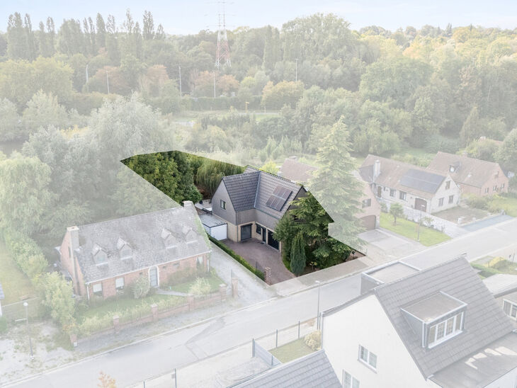 Cette maison unifamiliale de 4 chambres et 2 salles de bains est situ&eacute;e dans un quartier r&eacute;sidentiel calme, avec peu de circulation.
La propri&eacute;t&eacute; dispose d&rsquo;un grand jardin orient&eacute; sud-ouest, offrant une vue verdoyante et champ&ecirc;tre.
Gr&acirc;ce &agrave; sa si