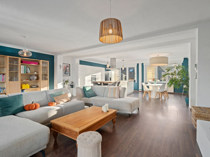 Cette maison familiale économe en énergie, prête à emménager, dispose de 4 à 5 chambres et se situe dans le village rural de Humbeek, entité de Grimbergen, sur une belle parcelle de 711 m². La propriété comprend un garage intégré ainsi qu’un