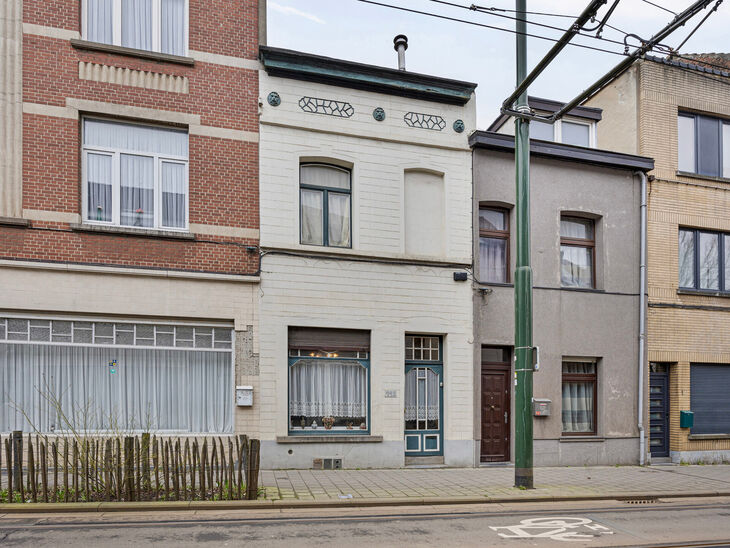 Cette maison familiale pittoresque se situe dans un quartier agréable et offre deux chambres, avec la possibilité d’en aménager une troisième. Elle comprend une cave spacieuse, une véranda lumineuse et une grande terrasse orientée plein sud.

AGEN