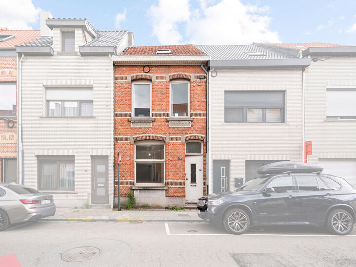 Cette charmante maison familiale avec 3 chambres et un jardin est idéalement située dans une rue à sens unique paisible, à quelques pas du centre de Saint-Nicolas. La maison est particulièrement économe en énergie avec un label EPC B et offre un co