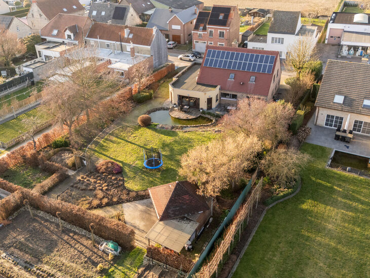 Cette spacieuse villa comprenant pas moins de 5 chambres et 3 salles de bains est situ&eacute;e dans un quartier r&eacute;sidentiel, sur un terrain de 15a85ca.

En entrant dans la maison, vous acc&eacute;dez au hall d&rsquo;entr&eacute;e avec un WC invit&eacute;s s&eacute;par&eacute;. En 2002, la pro