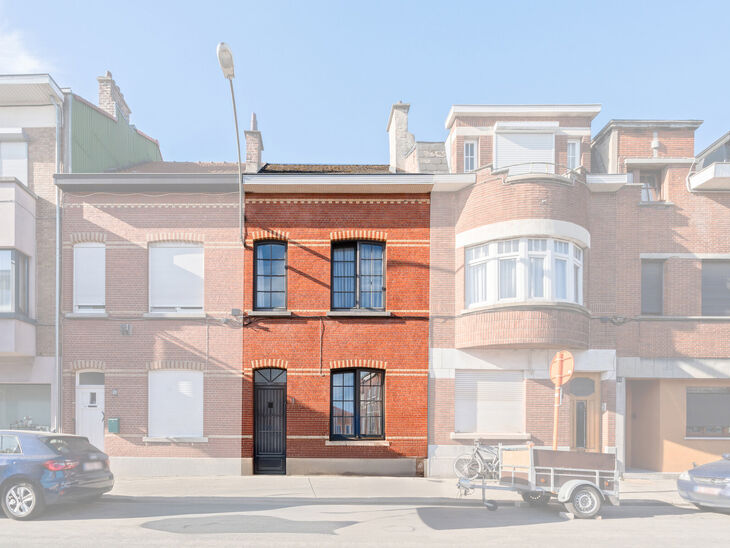 Cette maison avec trois grandes chambres et jardin est idéalement située près du centre de Vilvorde, avec de nombreux services à proximité.

AGENCEMENT:
Au rez-de-chaussée, nous accédons à la maison par un hall d’entrée avec un escalier menant 