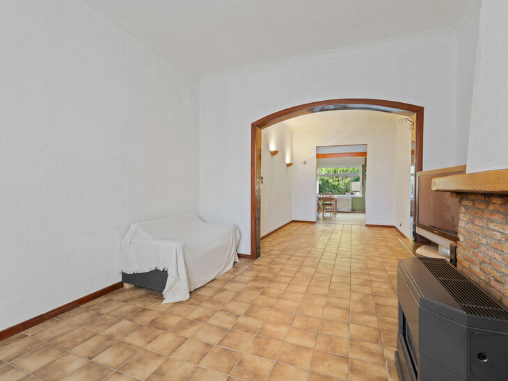 Cette maison avec trois grandes chambres et jardin est id&eacute;alement situ&eacute;e pr&egrave;s du centre de Vilvorde, avec de nombreux services &agrave; proximit&eacute;.

AGENCEMENT:
Au rez-de-chauss&eacute;e, nous acc&eacute;dons &agrave; la maison par un hall d&rsquo;entr&eacute;e avec un escalier menant 