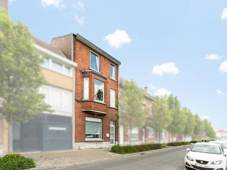 Cette maison pr&ecirc;te &agrave; emm&eacute;nager, offrant pas moins de 5 chambres, b&eacute;n&eacute;ficie d&rsquo;une excellente situation dans une rue &agrave; sens unique au calme, &agrave; proximit&eacute; imm&eacute;diate de nombreuses commodit&eacute;s.

Implant&eacute;e sur un terrain de 4a 76ca, elle dispose d&rsquo;