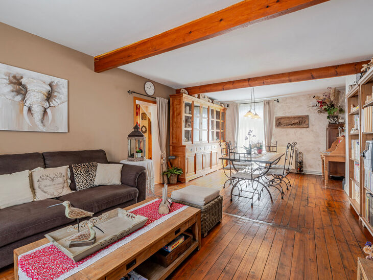 Cette spacieuse maison id&eacute;alement situ&eacute;e au c&oelig;ur de Zaventem offre 3 chambres &agrave; coucher de taille confortable, 
avec la possibilit&eacute; d&rsquo;en am&eacute;nager une 4ᵉ, 2 espaces de vie, 2 salles de bains ainsi qu&rsquo;un espace polyvalent au rez-de-chauss&eacute;e.
Un