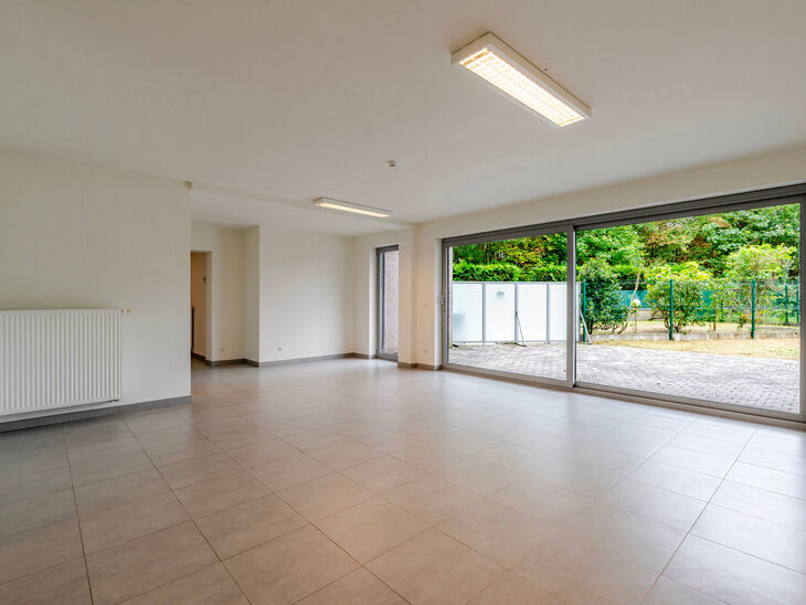 Cet appartement en rez-de-chauss&eacute;e avec deux chambres est situ&eacute; dans un cadre paisible et verdoyant, &agrave; proximit&eacute; imm&eacute;diate de la fronti&egrave;re flamande, au sein d&rsquo;une copropri&eacute;t&eacute; bien entretenue.
Bien qu&rsquo;il ne dispose pas encore d&rsquo;une cuisine ni