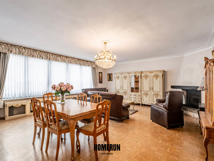 Cet appartement situ&eacute; au rez-de-chauss&eacute;e comprend 3 chambres, une v&eacute;randa, une cave privative ainsi qu'un emplacement de parking.

DISPOSITION:
Le hall d'entr&eacute;e central dessert l'ensemble des pi&egrave;ces de l'appartement.
Le parquet, parfaitement entreten