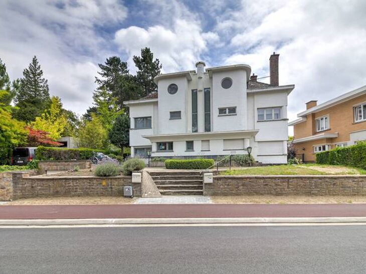 This recently renovated, move-in ready student room offers a pleasant and practical living solution in a well-maintained student house.
The room comes with a private kitchenette equipped with an electric cooktop, built-in microwave, sink, and convenient s