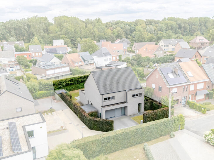 Cette magnifique maison familiale moderne avec 4 chambres, 2 salles de bains, garage, double emplacement de parking et jardin b&eacute;n&eacute;ficie d&rsquo;une excellente situation dans un quartier r&eacute;sidentiel calme, rural et &agrave; faible circulation.
La maison combine u